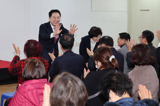 국민의힘 김기현 대표가 25일 오전 지역구인 울산시 남구에서 열린 의정활동 보고회에 앞서 참석자들에게 인사하고 있다. 연합뉴스