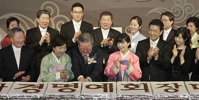 2012년 구자경 엘지그룹 명예회장(앞줄 왼쪽 셋째)의 미수연(88살 잔치)에 엘지 일가가 참석하고 있다. 앞줄 왼쪽부터 구본무 선대 회장과 부인 김영식씨, 구자경 명예회장, 구연경 엘지복지재단 대표와 남편 윤관 블루런벤처스 대표. 뒷줄 왼쪽 둘째부터 구본준 엘엑스(LX)그룹 회장, 구광모 회장, 구본능 희성그룹 회장. 사진 엘지 제공