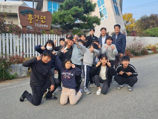 청량산풍경원 농촌유학센터 유학생과 센터 관계자들이 11월 1일 센터 앞에서 기념촬영을 하고 있다. 청량산풍경원 제공