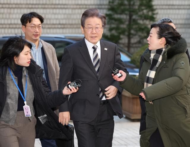 이재명 더불어민주당 대표가 24일 서울 서초구 서울중앙지법에서 열린 '故김문기·백현동 허위 발언' 관련 공직선거법 위반 혐의' 15차 공판에 출석하고 있다. 뉴시스