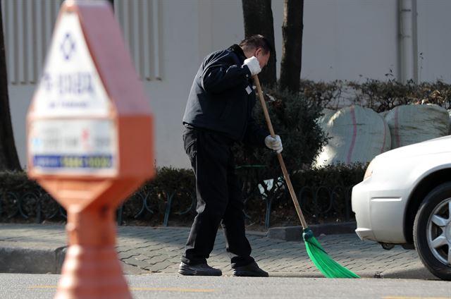 서울 양천구의 한 아파트단지에서 경비원이 청소를 하고 있다. 뉴스1