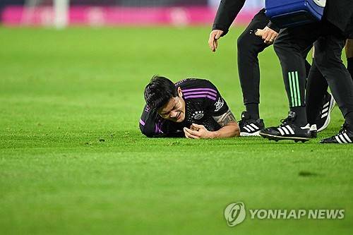 25일 라인 에네르기 슈타디온에서 열린 쾰른과 뮌헨의 2023~24시즌 분데스리가 12라운드. 김민재가 충돌 후 고통스러워하고 있다. AFP=연합뉴스