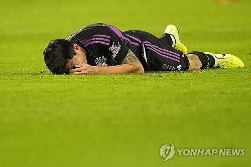 25일 라인 에네르기 슈타디온에서 열린 쾰른과 뮌헨의 2023~24시즌 분데스리가 12라운드. 김민재가 충돌 후 고통스러워하고 있다. AP=연합뉴스