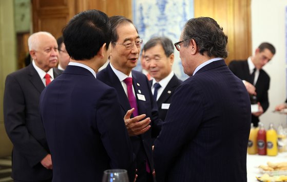 한덕수 국무총리가 지난 14일(현지시간) 파리 메종드부산에서 열린 대한상의 주최의 BIE 회원국 대표 조찬세미나에서 참석자들과 대화를 하고 있다. 사진 국무총리실