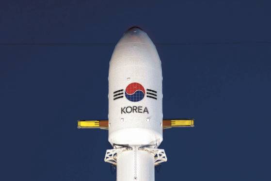 2020년 7월 20일(현지시간) 최초의 독자 통신위성인 아나시스 2호가 미국 케이프 커내버럴 공군기지 케네디 우주센터에서 발사에 앞서 대기하고 있다. 이날 발사가 성공적으로 이뤄졌다. 방위사업청