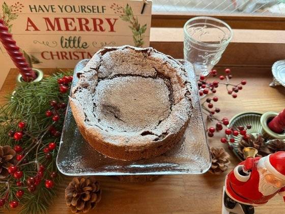 밀가루 대신 아몬드 가루를 넣어 만든 글루텐 프리 초콜릿 케이크. 사진 염혜민