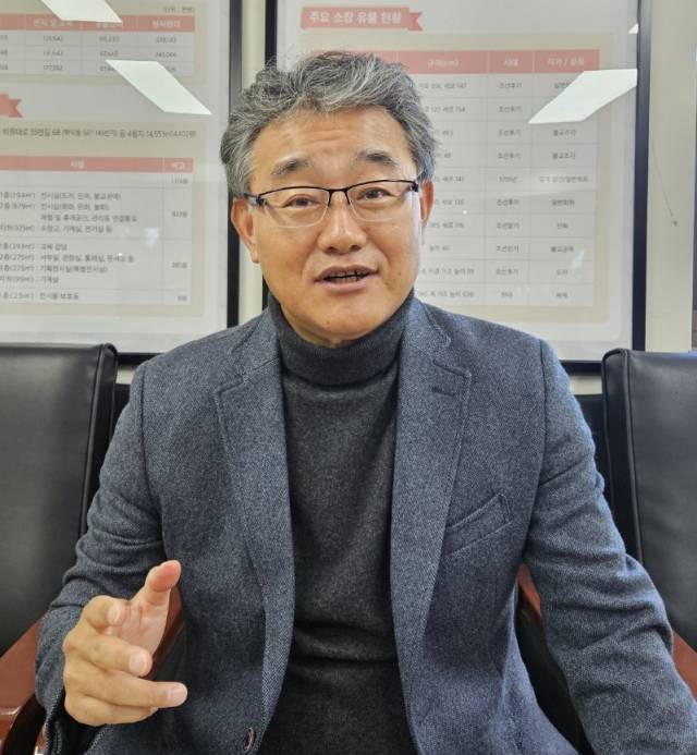 김명석 송암미술관장이 인천 미추홀구 학익동의 송암미술관에서 미술관의 활성화 방안 등에 대해 설명하고 있다. 박귀빈기자