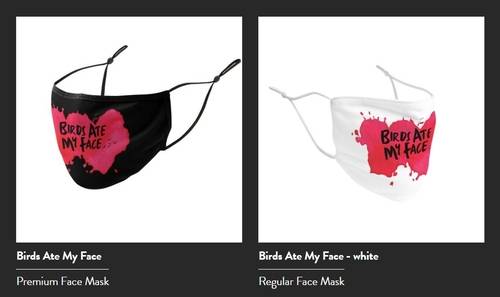 얼굴 반쪽을 잃어버린 주인공 ‘나’는 브랜디에게 말합니다. ‘인비저블 몬스터’에서 가장 중요한 문장입니다. “새들이 내 얼굴을 뜯어 먹었어(BIRDS ATE MY FACE).” 사진은 척 팔리닉의 팬들이 운영하는 공식 홈페이지에 소개된 ‘척 팔라닉 마스크’의 모습. [척 팔라닉 홈페이지]