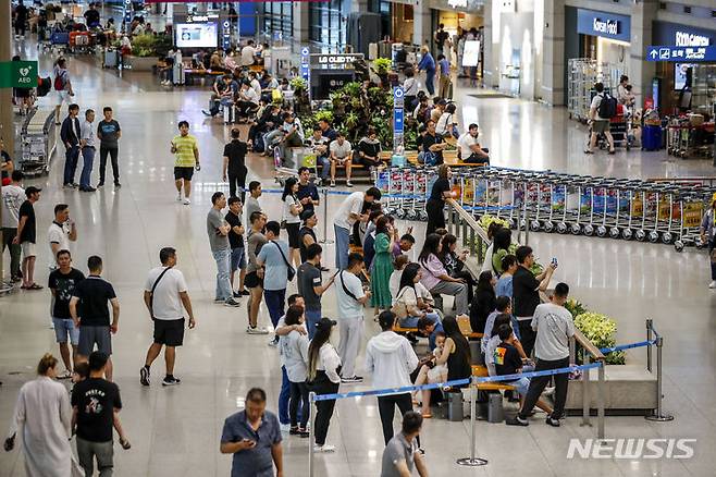 [인천공항=뉴시스] 인천국제공항 제1여객터미널 입국장이 여행객들로 붐비고 있다. (사진=뉴시스DB) photo@newsis.com