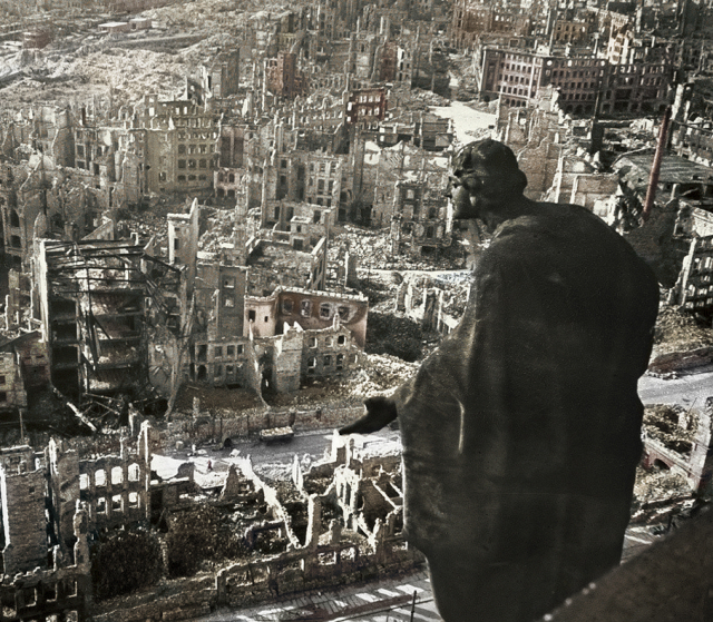 ▲ 1945년 2월 드레스덴 시청에서 바라본 공습 뒤 모습. ⓒCassowary Colorizations