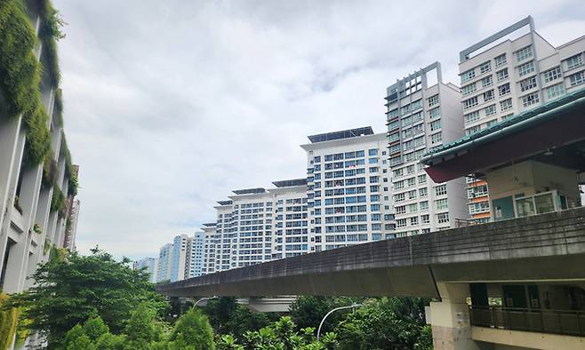 싱가포르 북동부에 위치한 풍골에 공공주택이 늘어서있다. 싱가포르 정부는 주택난을 해소하기 위해 풍골을 신도시로 지정해 개발시켰다. 싱가포르 주택개발청에 따르면 2019년 기준 풍골의 공공주택 4만9909채에 18만7800명이 거주하고 있다.