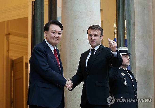 윤석열 대통령, 마크롱 대통령과 한·프랑스 정상회담 (파리=연합뉴스) 진성철 기자 = 부산엑스포 유치활동을 위해 프랑스를 방문한 윤석열 대통령이 24일(현지시간) 파리 엘리제궁에서 열린 한·프랑스 조찬 겸 정상회담에서 에마뉘엘 마크롱 대통령과 기념촬영을 하고 있다. 2023.11.24 [공동취재] zjin@yna.co.kr