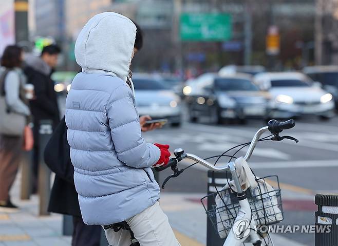 추위에 장갑 필수 (서울=연합뉴스) 서대연 기자 = 내륙 아침 기온이 영하권까지 떨어지며 추운 날씨를 보인 20일 오전 서울 광화문 네거리에서 자전거를 타는 한 시민이 신호를 기다리고 있다. 2023.11.20 dwise@yna.co.kr