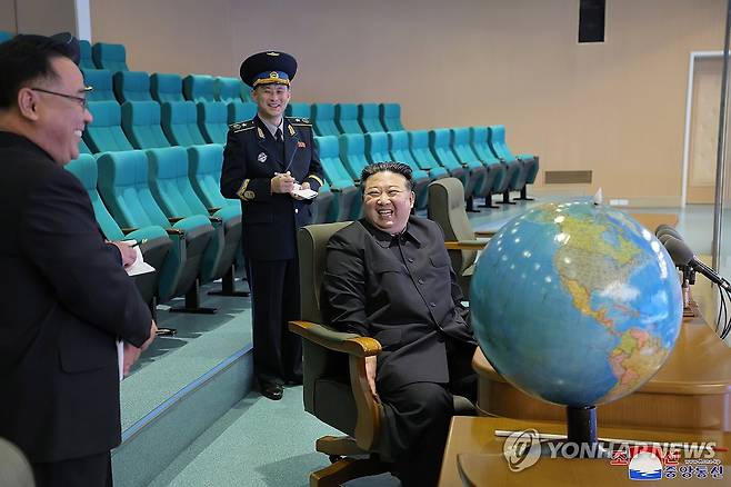 북 "정찰위성, 평택ㆍ서울 등 촬영"…김정은, 위성관제소 또 방문 (평양 조선중앙통신=연합뉴스) 북한은 군사정찰위성으로 한반도 일대 사진을 촬영했고 이를 김정은 국무위원장이 확인했다고 25일 밝혔다. 통신은 김 위원장이 "24일 오전 10시 15분부터 10시 27분사이에 정찰위성이 조선반도를 통과하며 적측지역의 목포, 군산, 평택, 오산, 서울 등 중요 표적지역들과 우리 나라의 여러 지역을 촬영한 사진 자료들을 구체적으로 료해(파악)하셨다"고 덧붙였다. 2023.11.25 
    [국내에서만 사용가능. 재배포 금지. For Use Only in the Republic of Korea. No Redistribution] nkphoto@yna.co.kr