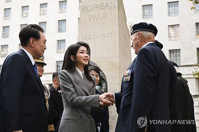 영국군 한국전 참전용사와 인사나누는 윤석열 대통령 내외 (런던=연합뉴스) 진성철 기자 = 영국을 국빈 방문한 윤석열 대통령과 김건희 여사가 21일(현지시간) 런던 한국전 참전 기념비에서 영국군 한국전 참전용사들과 인사하고 있다. 2023.11.22 [공동취재] zjin@yna.co.kr