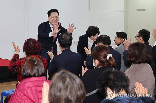 울산 의정보고회서 인사하는 김기현 대표 (울산=연합뉴스) 김용태 기자 = 국민의힘 김기현 대표가 25일 오전 지역구인 울산시 남구에서 열린 의정활동 보고회에 앞서 참석자들에게 인사하고 있다. 2023.11.25 yongtae@yna.co.kr