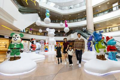 12 BE@RBRICK characters join hands to create a 4.2-Meter-Tall snow-white BE@RBRICK Mickey Mouse at the "BE@RBRICK Snow Party".