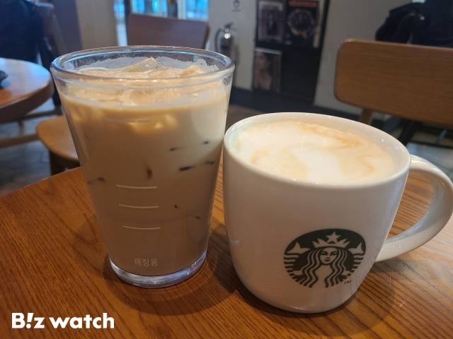 아이스 카페라떼와 핫 카페라떼. /사진=김지우 기자 zuzu@