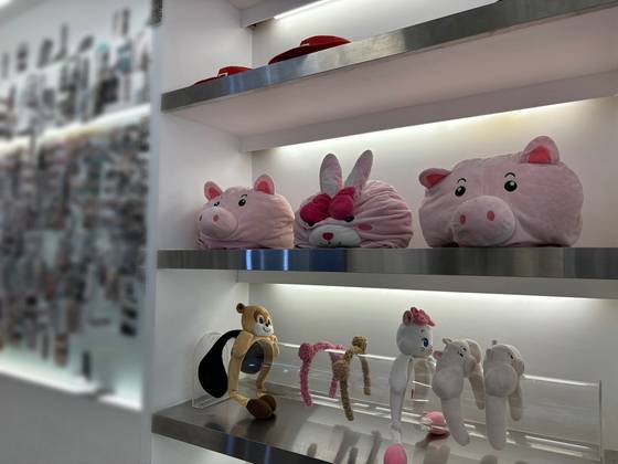 한 셀프 사진관에 있는 다양한 소품들.〈사진=송혜수 기자〉