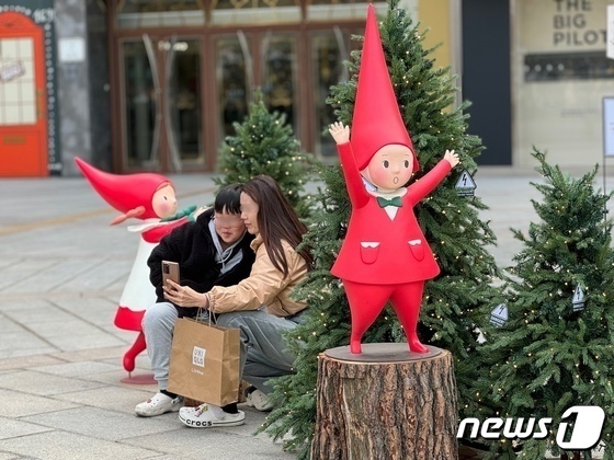 26일 낮 1시쯤 인천 남동구 한 백화점 앞 크리스마스 장식 앞에서 한 모자가 기념사진을 찍고 있다.2023.11.26 ⓒ News1 박소영 기자