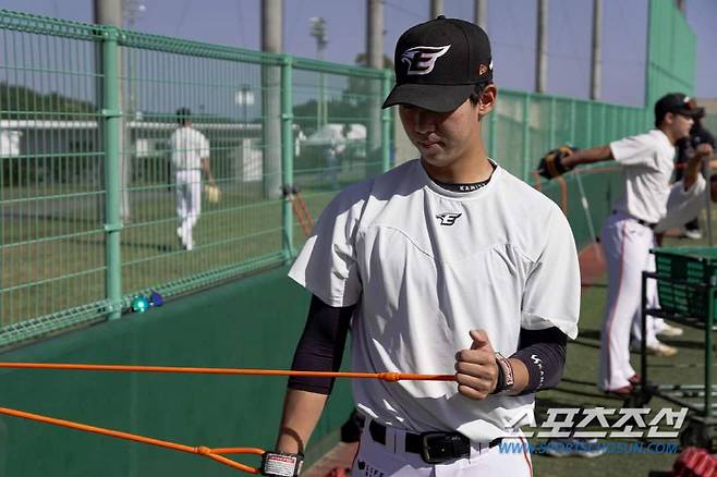 2024년 신인 1차 지명으로 입단한 좌완 투수 황준서. 장충고 동기이자 입단 동기인 조동욱과 함께 미야자키 마무리 캠프에 참가했다. 사진제공=한화 이글스