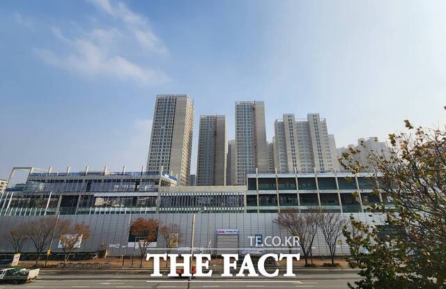 서울 강동구 올림픽파크포레온 입주 시기가 약 1년 앞으로 다가온 가운데 늘어난 학생을 수용할 중학교 마련에 주민간 갈등을 겪고 있다. 올림픽파크포레온 단지 전경. /최지혜 기자