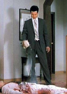 영화‘공공의 적’에서 펀드매니저 조규환(이성재)이 부모를 살해한 후 시신에 밀가루를 뿌리는 모습. /온라인 커뮤니티