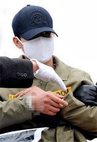 강호순이 경기도 화성시 마도면 고모리 L골프장에서 진행된 네 번째 희생자의 시신발굴작업 현장에서 암매장 지점을 손으로 가리키고 있다. /조선DB