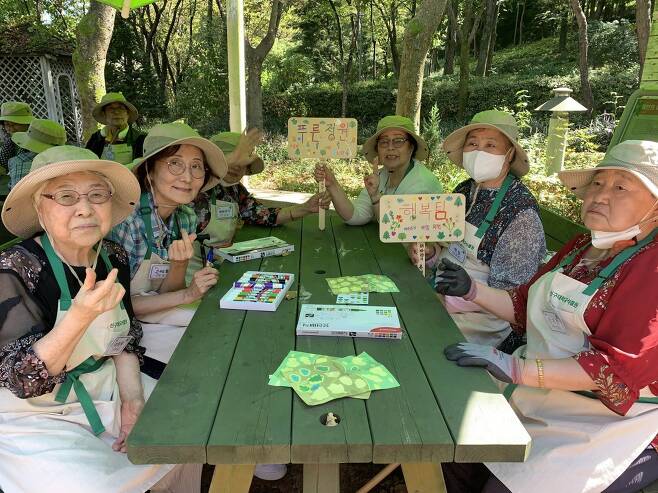 ‘할매 할배의 초록손’ 프로그램 활동 모습. 신구대 식물원 제공