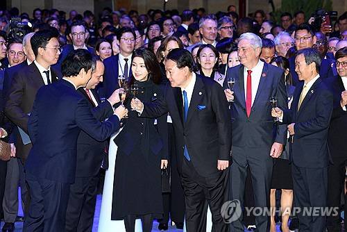 2030 부산세계박람회 유치 활동을 위해 프랑스를 방문했던 윤석열 대통령이 지난 24일(현지시간) 파리 브롱냐르궁에서 열린 국경일 리셉션에서 참석자들과 건배하고 있다. 연합뉴스