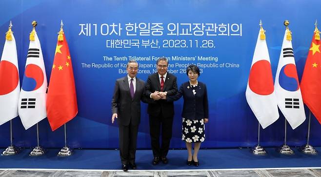 26일 오후 부산 해운대구 APEC누리마루에서 열린 한일중외교장관회의에서 한일중 외교 수장이 악수하고 있다. 왼쪽부터 가미카와 요코 일본 외무상, 박진 외교부장관, 왕이 중국 외교부장.  [공동취재] 연합뉴스