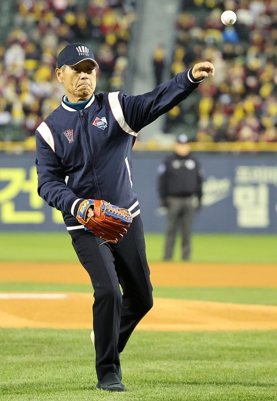 김성근 전 한화이글스 감독이 13일 서울 잠실야구장에서 열린 '2023 신한은행 SOL KBO 포스트시즌' 한국시리즈 5차전 kt 위즈와 LG 트윈스의 경기에서 시구를 하고 있다. 뉴스1