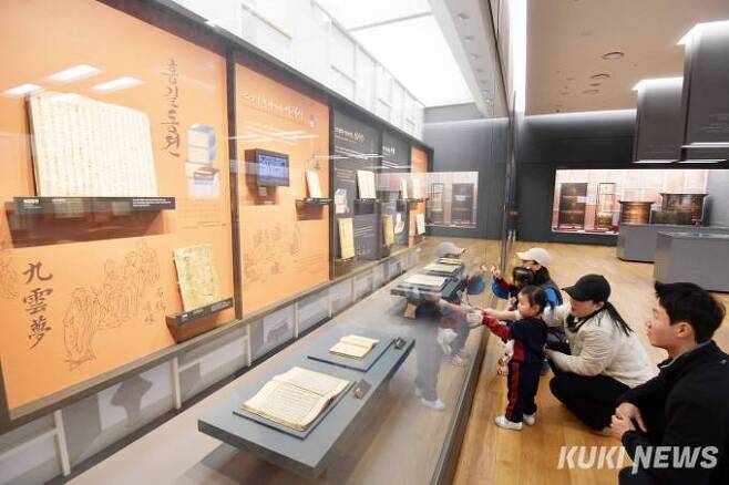 '상설전시장'책과 독서를 소재로 하여 조선시대부터 현대까지의 책에 대한 경험을 나누고 공감하는 공간이다.