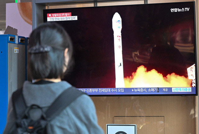 한 시민이 지난 22일 서울 용산구 서울역 대합실에서 북한 군사정찰위성 성공 소식을 전하는 뉴스를 시청하는 모습. 윤웅 기자