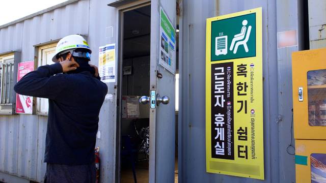 지난 20일 화성시 매송면에 위치한 어천역 인천발 KTX 직결사업 공사 현장의 근로자들이 근로자 휴게실을 이용하고 있다. 민경찬PD