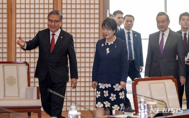 [부산=뉴시스] 하경민 기자 = 26일 부산 해운대구 APEC누리마루하우스에서 열린 제10차 한일중 3국 외교장관 회의에 참석한 가미카와 요코 일본 외무상과 박진 외교부 장관, 왕이 중국 공산당 중앙외사공작위원회 판공실 주임 겸 외교부장이 회의장에 입장하고 있다. (공동취재) 2023.11.26. photo@newsis.com