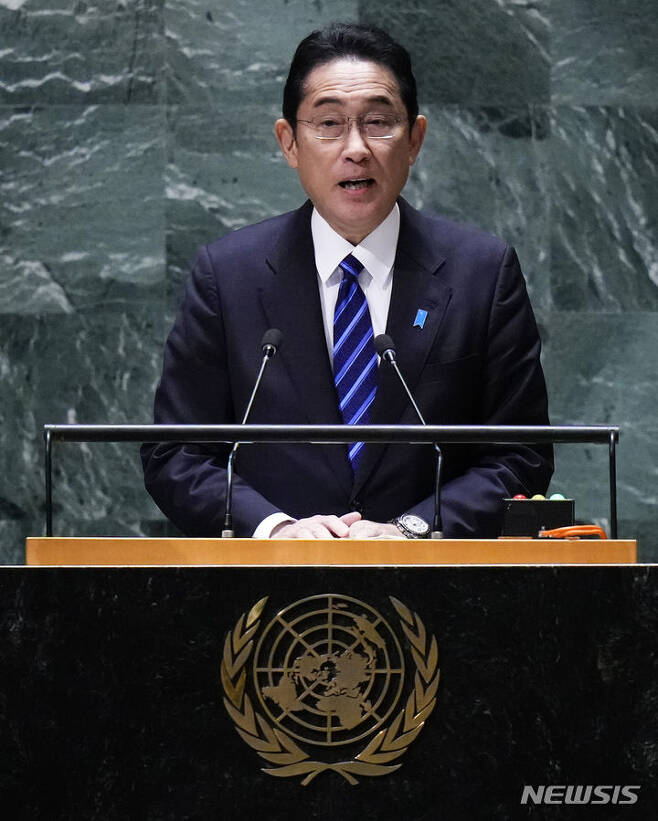 [뉴욕=AP/뉴시스] 기시다 후미오 일본 총리가 19일(현지시각) 미국 뉴욕의 유엔본부에서 열린 제78차 유엔 총회에 참석해 연설하고 있다. 기시다 총리는 김정은 북한 국무위원장과 조기 정상회담 하겠다는 의향을 거듭 표명했다. 2023.09.20
