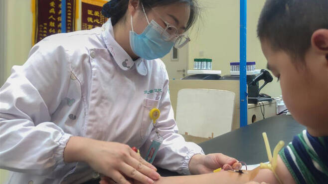 경련 일으킨 아이 응급조치한 중국 간호사.