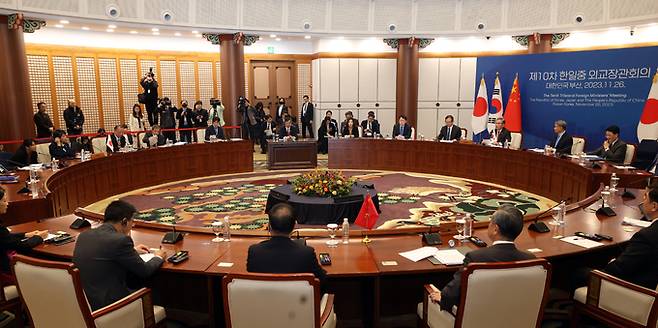 박진 외교부 장관, 가미카와 요코 일본 외무상, 왕이 중국 외교부장이 26일 부산 해운대구 시그니엘 부산에서 한일중 외교장관 회의를 하고 있다. 뉴스1