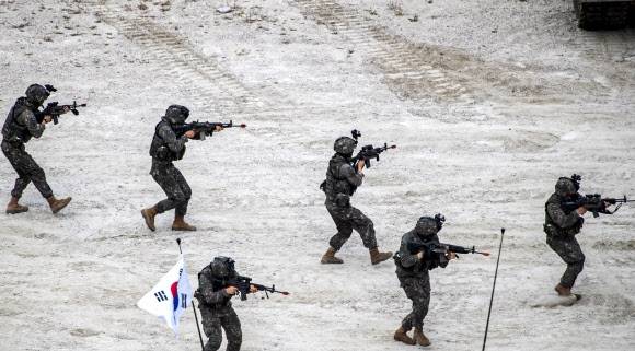 20일 경기도 포천에 있는 승진과학화훈련장에서 열린 육군이 선보인 대규모 기동화력 시범에서 워리어플랫폼으로 무장한 전투원들이 지상 정찰 활동을 하고 있다. 2022.9.19 육군 제공