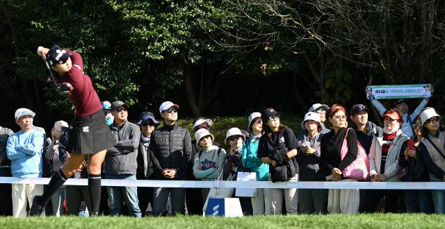 박현경이 SK네트웍스·서울경제 레이디스 클래식 최종 라운드에서 많은 갤러리의 응원 속에 티샷을 하고 있다. 서울경제DB