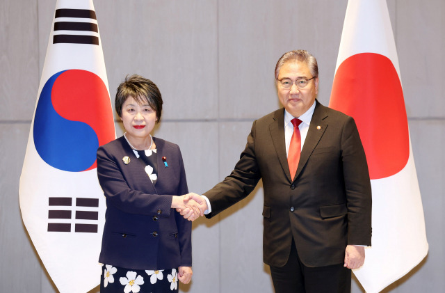 박진(오른쪽) 외교부 장관과 가미카와 요코 일본 외무상이 26일 오전 부산 해운대구 시그니엘부산에서 만나 양자회담을 하기 전 악수하고 있다. 연합뉴스