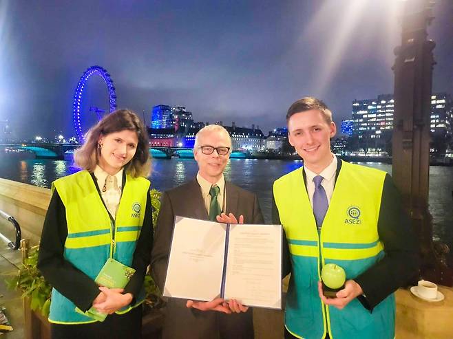 2023 그린애플상 시상식에서 마크 월렌스 그린오가니제이션 이사(가운데)가 ASEZ WAO의 활동을 격려하며 지지서명을 했다. 사진|하나님의교회 세계복음선교협회