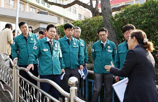 부산 금정구 현곡초등학교의 어린이 통학로 개선 사업 현장을 방문한 모습. 사진제공ㅣ부산시의회