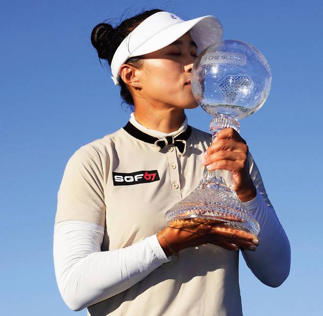 양희영이 11월 20일 미국여자프로골프(LPGA) 투어 2023시즌 최종전 CME그룹 투어 챔피언십 정상에 오른 뒤 우승 트로피에 입을 맞추고 있다. [뉴시스]