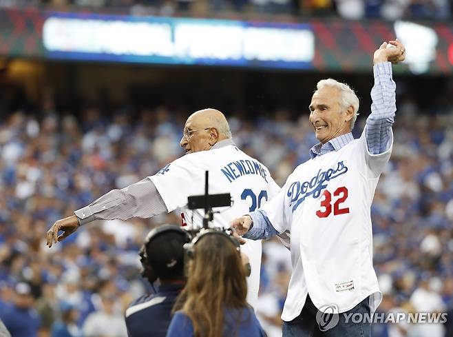 2017년 월드시리즈 7차전에서 시구한 샌디 쿠팩스(32번) [EPA=연합뉴스]