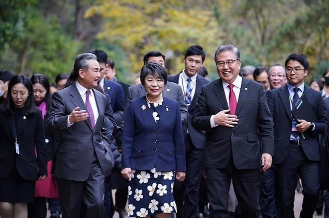 부산 해운대구 APEC누리마루 인근을 산책하는 한중일 외교장관 (부산=연합뉴스) 한중일 외교장관이 26일 부산 해운대구 APEC누리마루 인근에서 산책하고 있다. 왼쪽부터 왕이 중국 외교부장, 가미카와 요코 일본 외무상, 박진 외교부 장관. [외교부 제공] 2023.11.26.