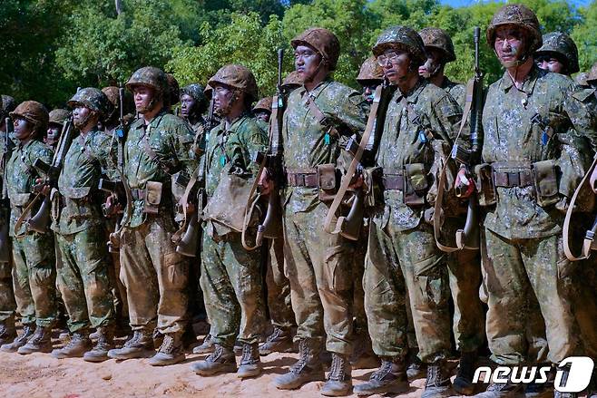 2023년 11월23일 대만 타이중의 한 군사 기지에서 대만 군인들이 전투 기술을 선보이고 있다. 2023.11.23 ⓒ AFP=뉴스1 ⓒ News1 권영미 기자