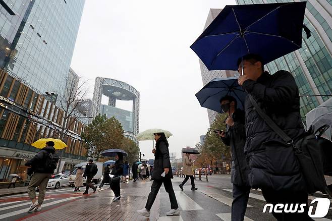 서울에 비가 내린 27일 오전 서울 종로구 종각역 인근에서 우산을 쓴 시민들이 출근길에 나서고 있다. 기상청은 오늘 전국 곳곳에 눈과 비가 내린 뒤 내일부터 다시 영하권 날씨가 찾아온다고 예보했다. 2023.11.27/뉴스1 ⓒ News1 장수영 기자