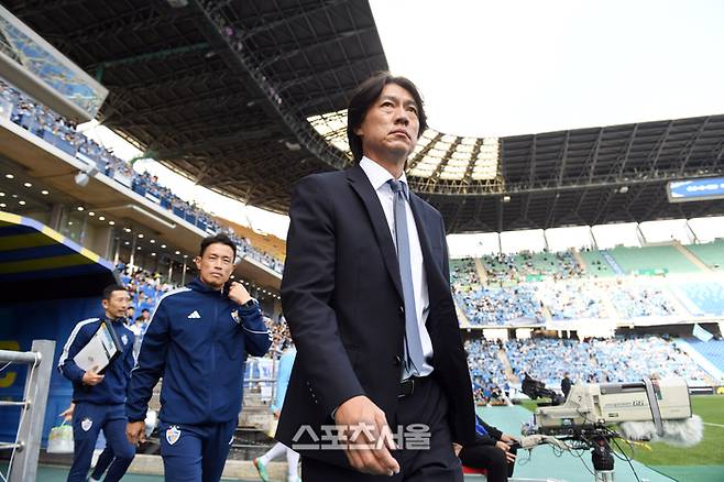 울산 현대 홍명보 감독이 지난달 29일 울산 문수축구경기장에서 열린 2023 K리그1 대구FC와 경기에 앞서 그라운드로 입장하고 있다. 울산 | 박진업기자 upandup@sportsseoul.com